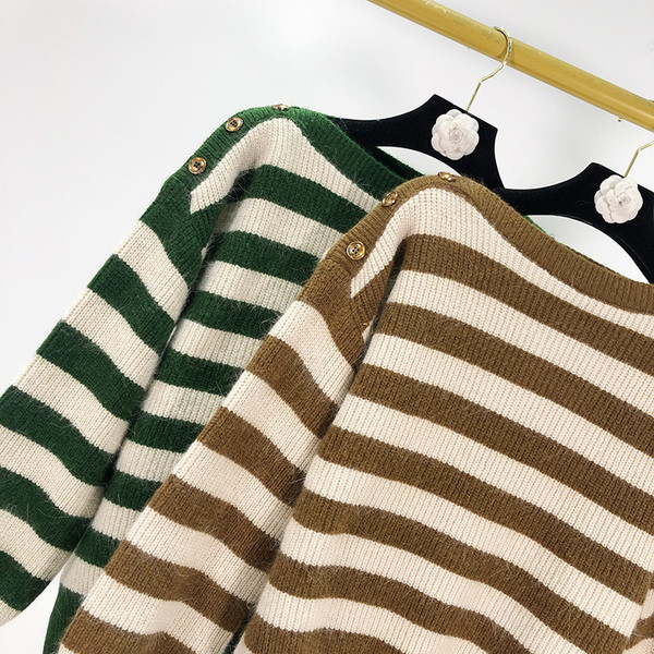 Γυναικείο ριγέ  πουλόβερ με λαιμόκοψη και κουμπιά