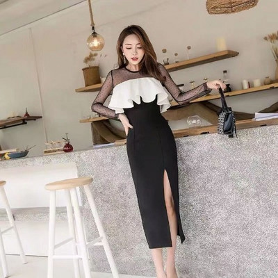 Modern női hosszú ruha hasított és tüll ujjú fekete-fehér színben