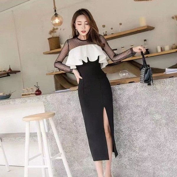 Modern női hosszú ruha hasított és tüll ujjú fekete-fehér színben