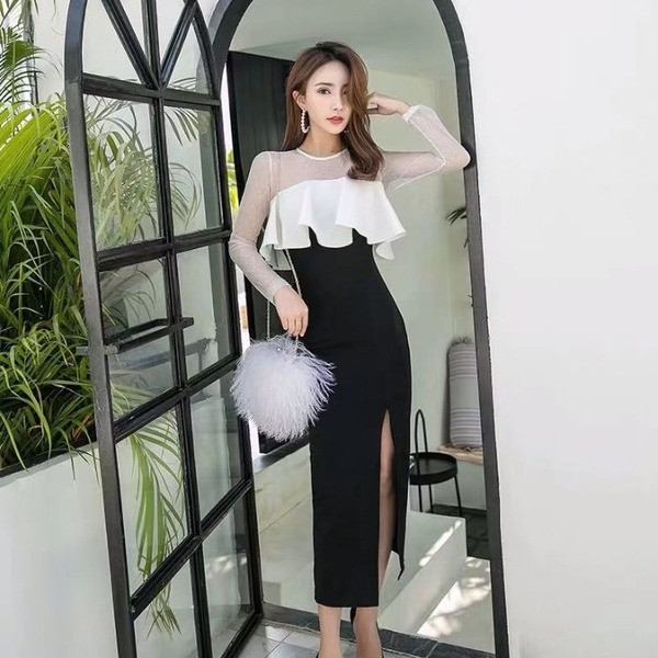 Modern női hosszú ruha hasított és tüll ujjú fekete-fehér színben