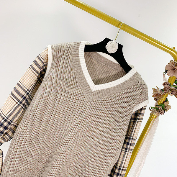 Γυναικείο πουλόβερ με λαιμόκοψη και καρό μανίκια με ελαστική