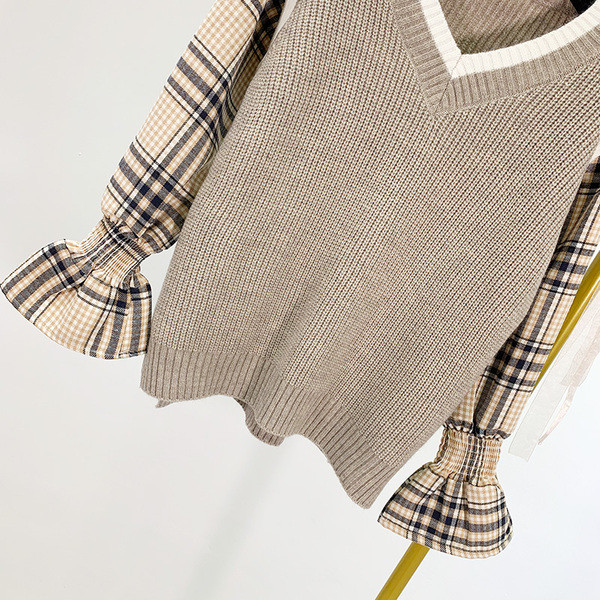 Γυναικείο πουλόβερ με λαιμόκοψη και καρό μανίκια με ελαστική