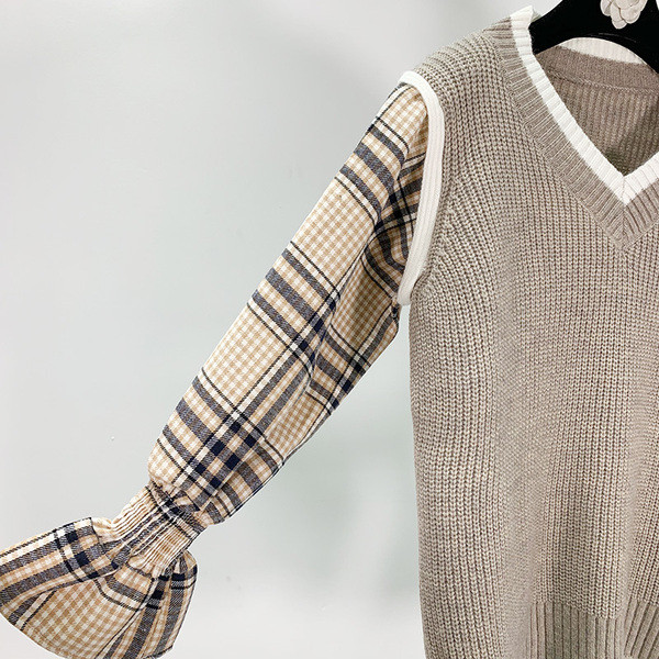 Γυναικείο πουλόβερ με λαιμόκοψη και καρό μανίκια με ελαστική