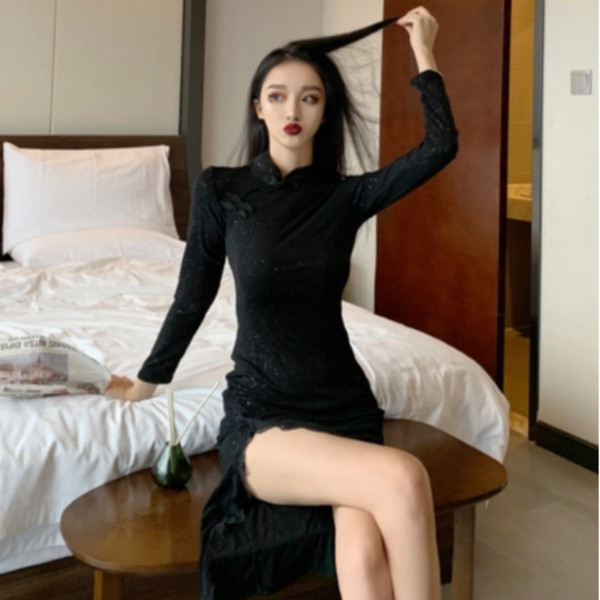 Modern női ruha hasítékkal, magas gallérral fekete színben