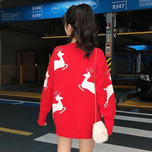 Hosszú és széles piros pulóver rátéttel