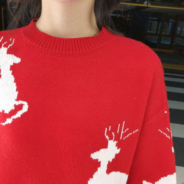 Hosszú és széles piros pulóver rátéttel