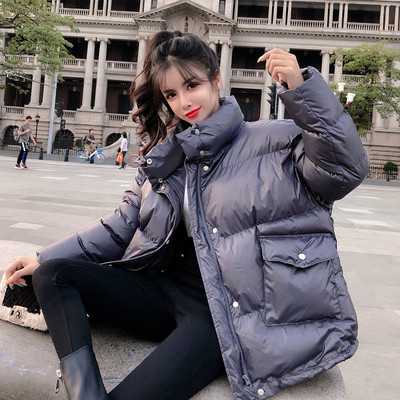 Rövid téli kabát fehér és kék gombokkal