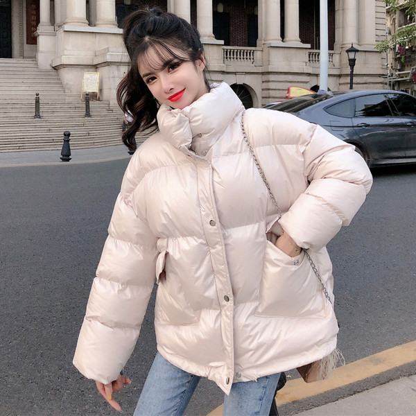 Rövid téli kabát fehér és kék gombokkal