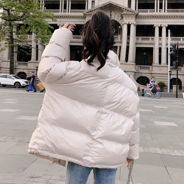 Rövid téli kabát fehér és kék gombokkal