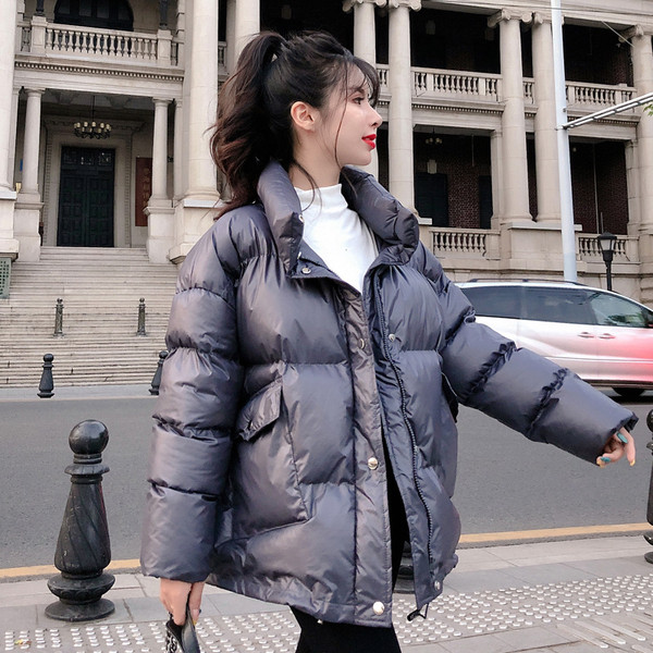 Rövid téli kabát fehér és kék gombokkal