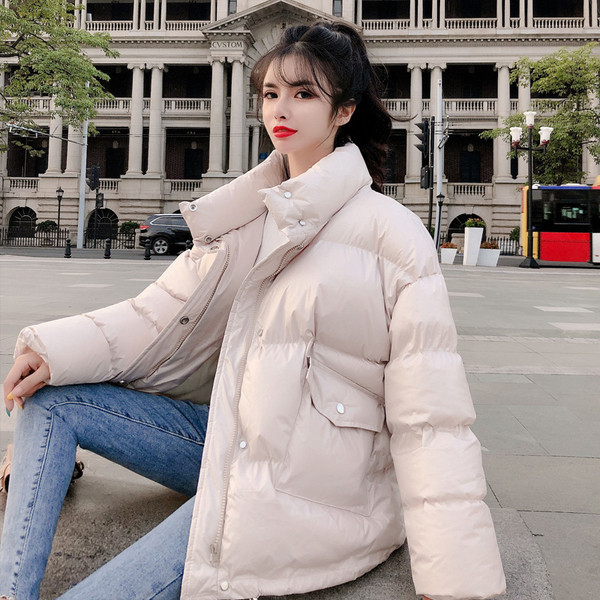 Rövid téli kabát fehér és kék gombokkal