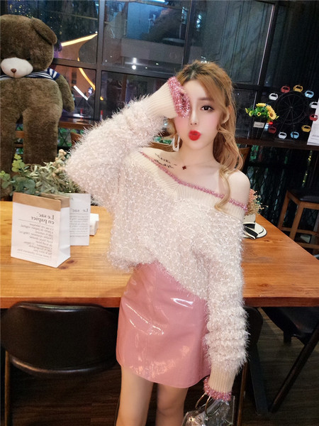 Γυναικείο πουλόβερ με λαιμόκοψη και κρόσσια