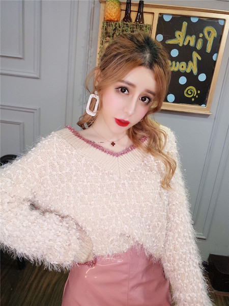 Γυναικείο πουλόβερ με λαιμόκοψη και κρόσσια