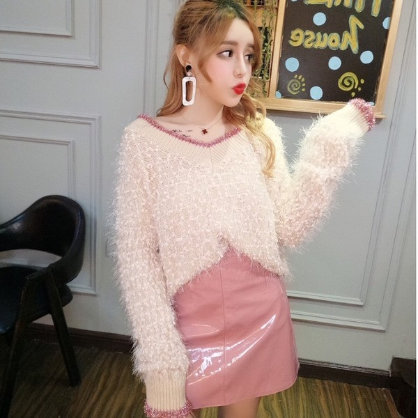 Γυναικείο πουλόβερ με λαιμόκοψη και κρόσσια