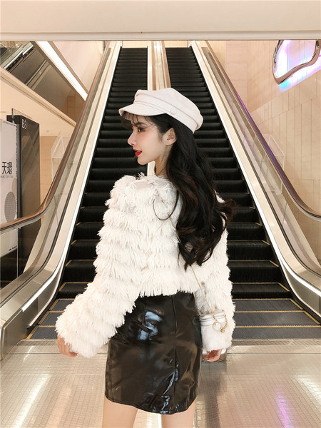 Bluza scurta moderna cu decolteu oval cu franjuri