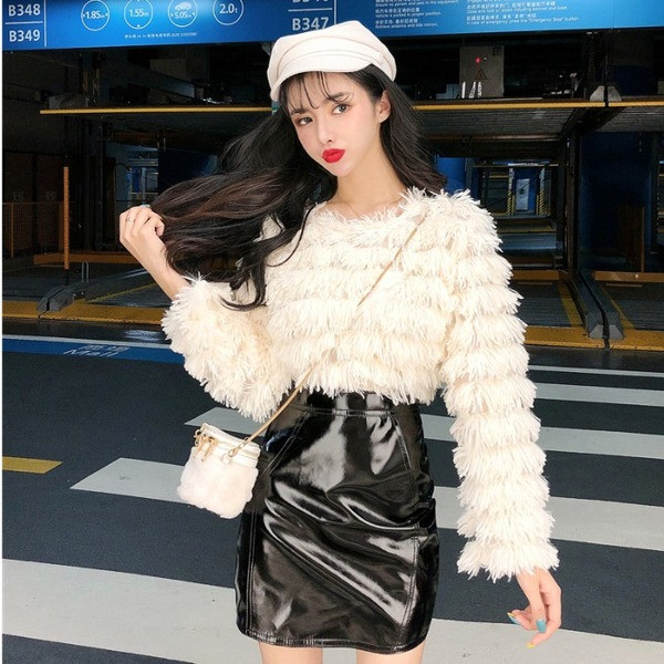 Bluza scurta moderna cu decolteu oval cu franjuri