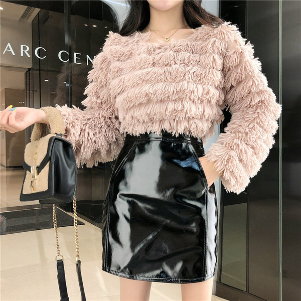 Bluza scurta moderna cu decolteu oval cu franjuri