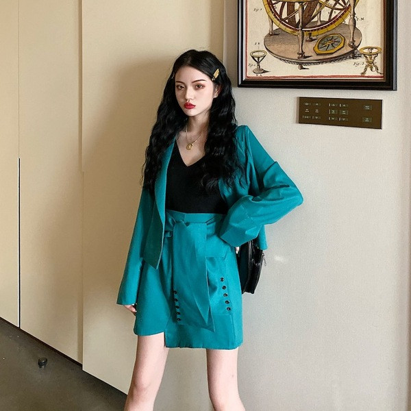 Γυναικείο σετ - σακάκι και κοντή φούστα