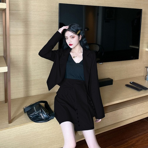 Γυναικείο σετ - σακάκι και κοντή φούστα