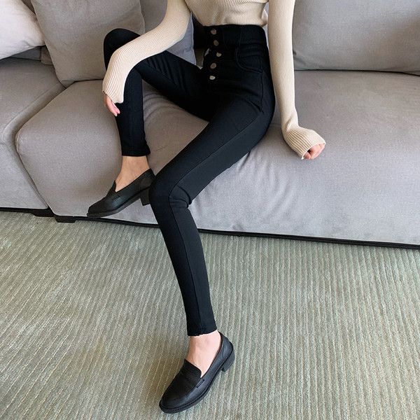 Hosszú testhezálló nadrág gombokkal és magas derékkal, fekete színben