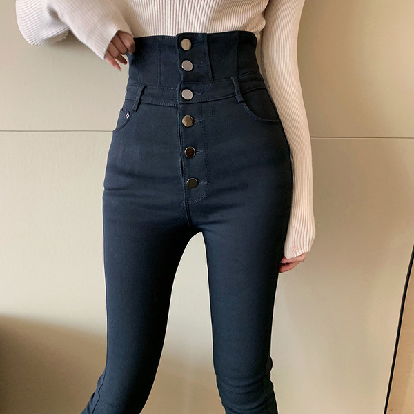 Hosszú testhezálló nadrág gombokkal és magas derékkal, fekete színben