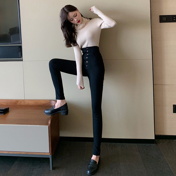 Hosszú testhezálló nadrág gombokkal és magas derékkal, fekete színben