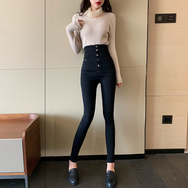 Hosszú testhezálló nadrág gombokkal és magas derékkal, fekete színben