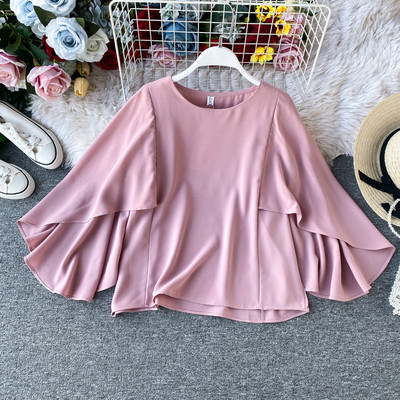 Modern női blúz széles ujjal és ovális nyakkivágással, különböző színekben