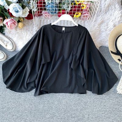 Modern női blúz széles ujjal és ovális nyakkivágással, különböző színekben