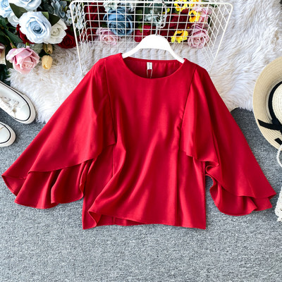 Modern női blúz széles ujjal és ovális nyakkivágással, különböző színekben