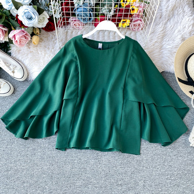 Modern női blúz széles ujjal és ovális nyakkivágással, különböző színekben