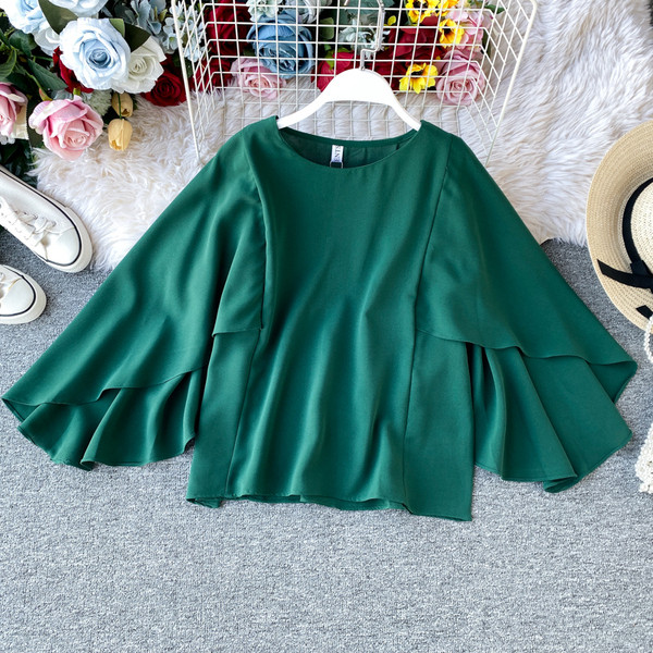 Modern női blúz széles ujjal és ovális nyakkivágással, különböző színekben