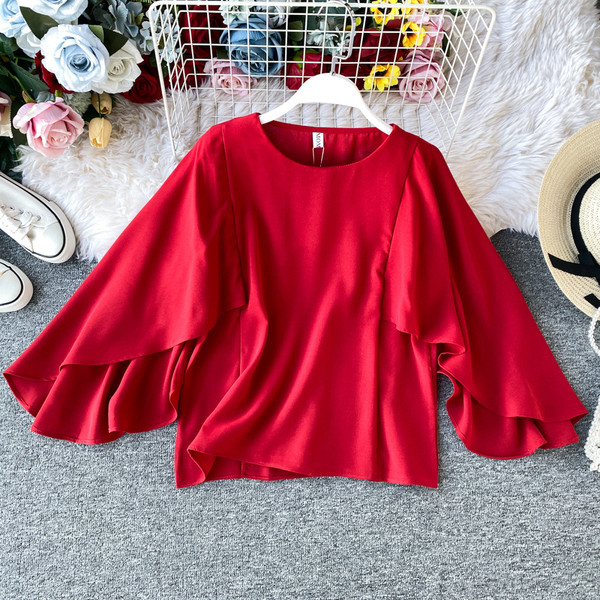 Modern női blúz széles ujjal és ovális nyakkivágással, különböző színekben