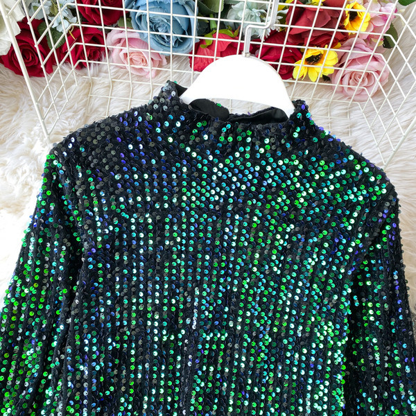 Μοντέρνο γυναικείο πουλόβερ με υψηλό γιακά και γυαλιστερό αποτέλεσμα σε τρία χρώματα