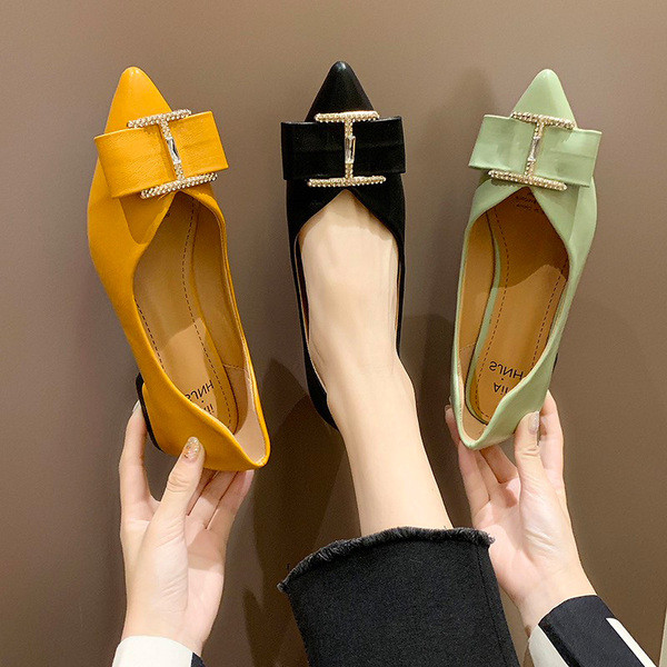 Fém csattal ellátott női bőrcipő több színben