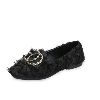 Μοντέρνα γυναικεία παπούτσια με επίπεδη σόλα και μεταλλικό στοιχείο σε δύο χρώματα