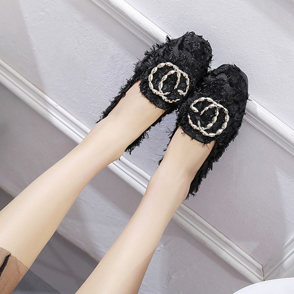 Μοντέρνα γυναικεία παπούτσια με επίπεδη σόλα και μεταλλικό στοιχείο σε δύο χρώματα