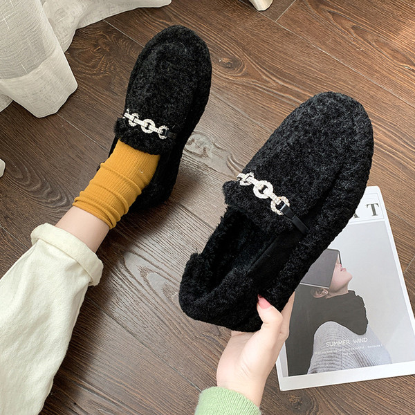 Lapos talpú női pehelycipő fekete-fehér színben