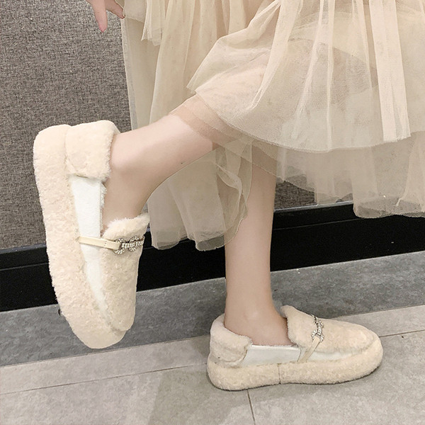 Lapos talpú női pehelycipő fekete-fehér színben