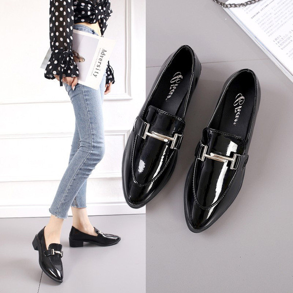 Κομψά γυναικεία παπούτσια μυτερό μοντέλο  με μεταλλικό μοτίβο ε μαύρο χρώμα