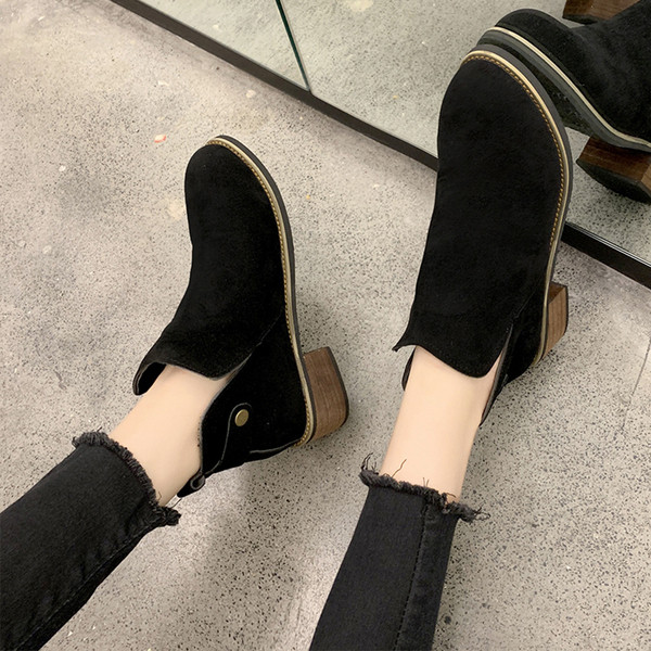 Velúr női csizma vastag sarkú fekete és bézs színben