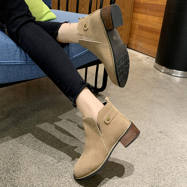 Velúr női csizma vastag sarkú fekete és bézs színben