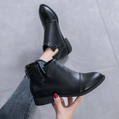 Fekete színű, lapos talpú, cipzáras női bőrcsizma