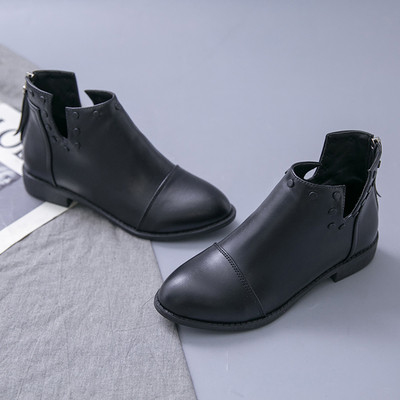 Fekete színű, lapos talpú, cipzáras női bőrcsizma