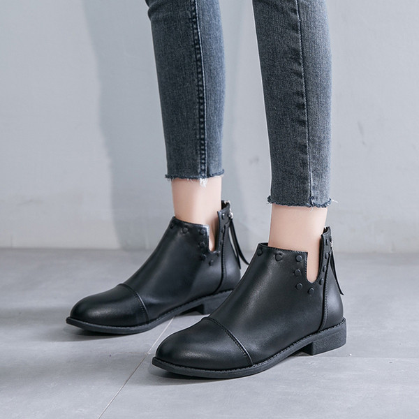 Fekete színű, lapos talpú, cipzáras női bőrcsizma