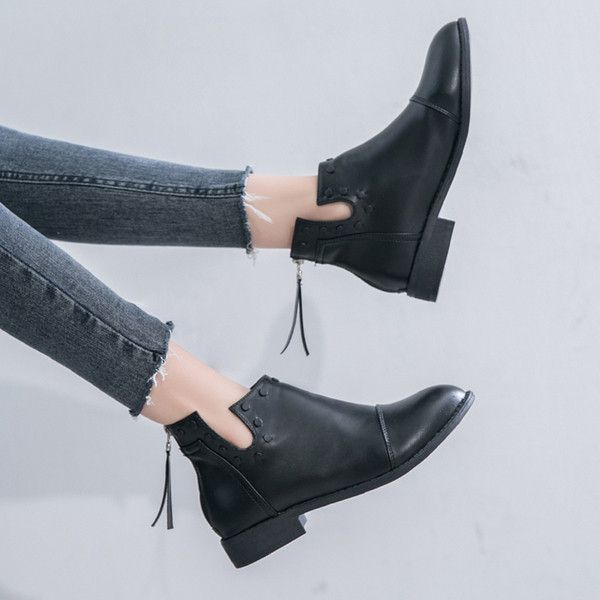 Fekete színű, lapos talpú, cipzáras női bőrcsizma