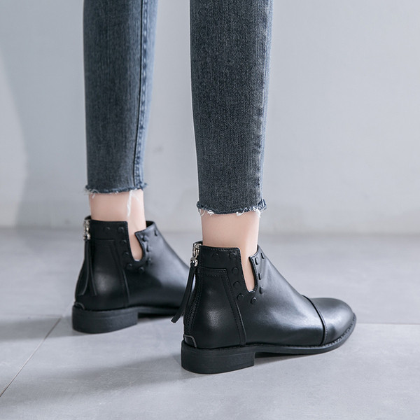 Fekete színű, lapos talpú, cipzáras női bőrcsizma