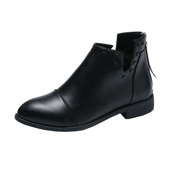 Fekete színű, lapos talpú, cipzáras női bőrcsizma