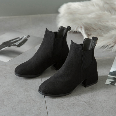 Stílusos női velúr csizma vastag sarkú fekete és bézs színben