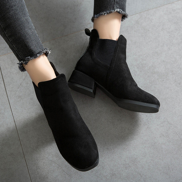 Stílusos női velúr csizma vastag sarkú fekete és bézs színben